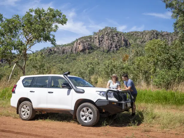 Ein Paar steht neben einem geparkten Auto im Kakadu National Park, Australien