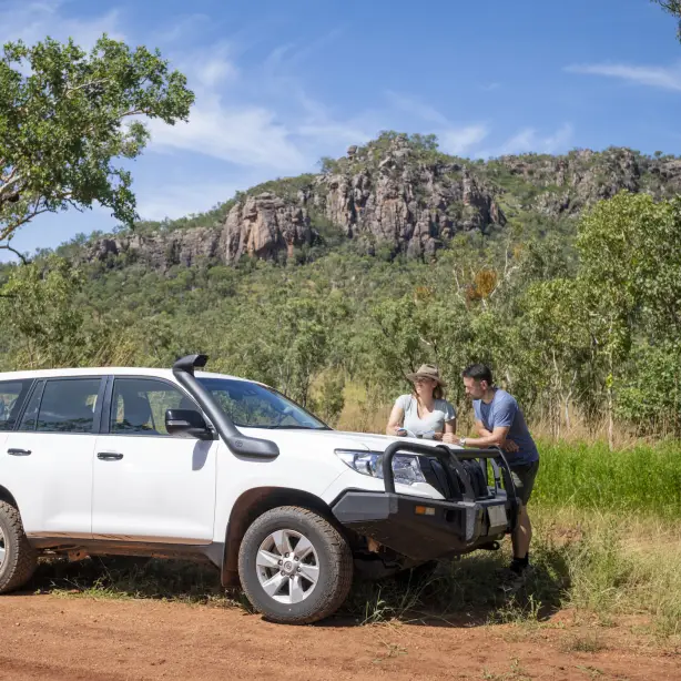 Ein Paar steht neben einem geparkten Auto im Kakadu National Park, Australien