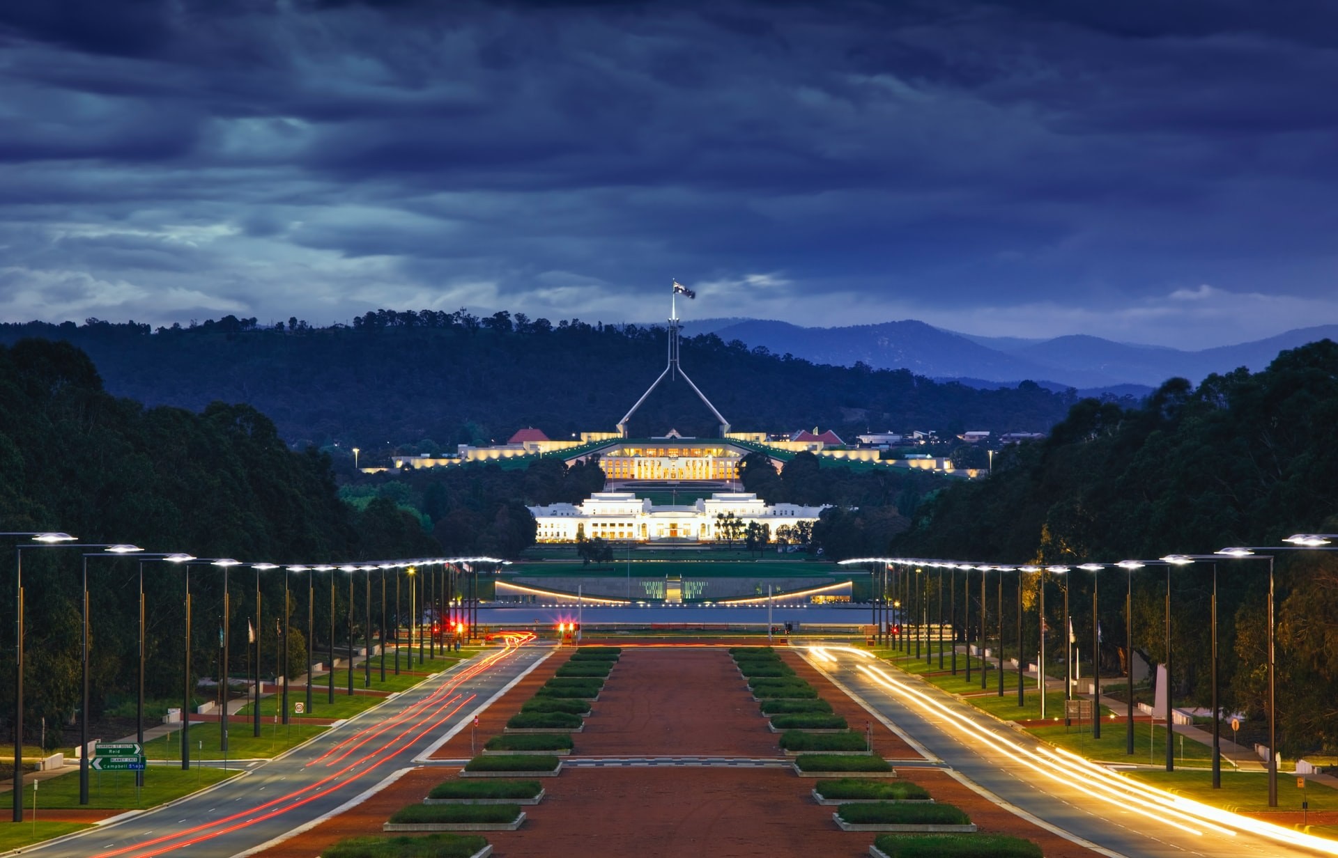 Australien - Das Parlamentsgebäude von Canberra am frühen Abend beleuchtet