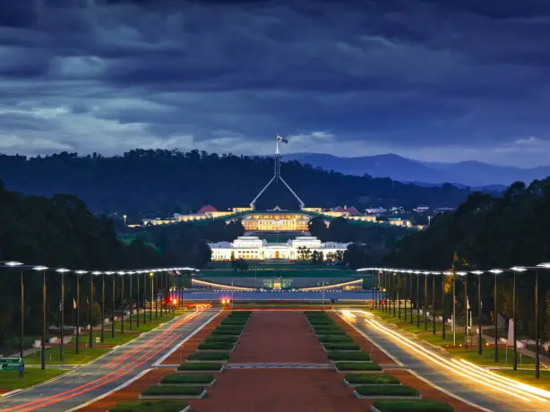Australien - Das Parlamentsgebäude von Canberra am frühen Abend beleuchtet