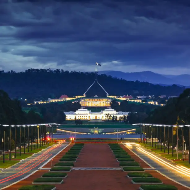Australië - Het parlementsgebouw van Canberra verlicht in de vroege avond