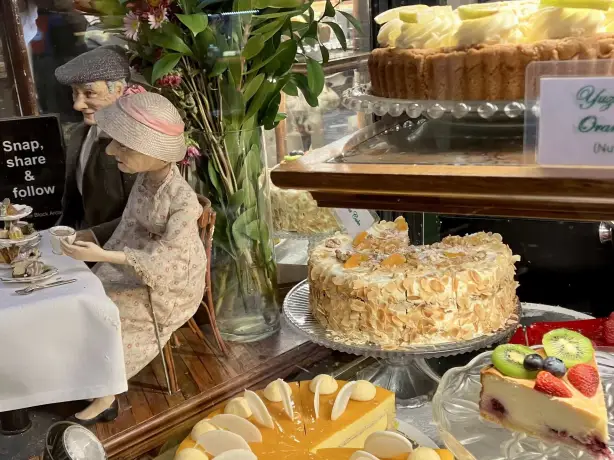 AU Melbourne Block Arcade Cakes by Travel Essence