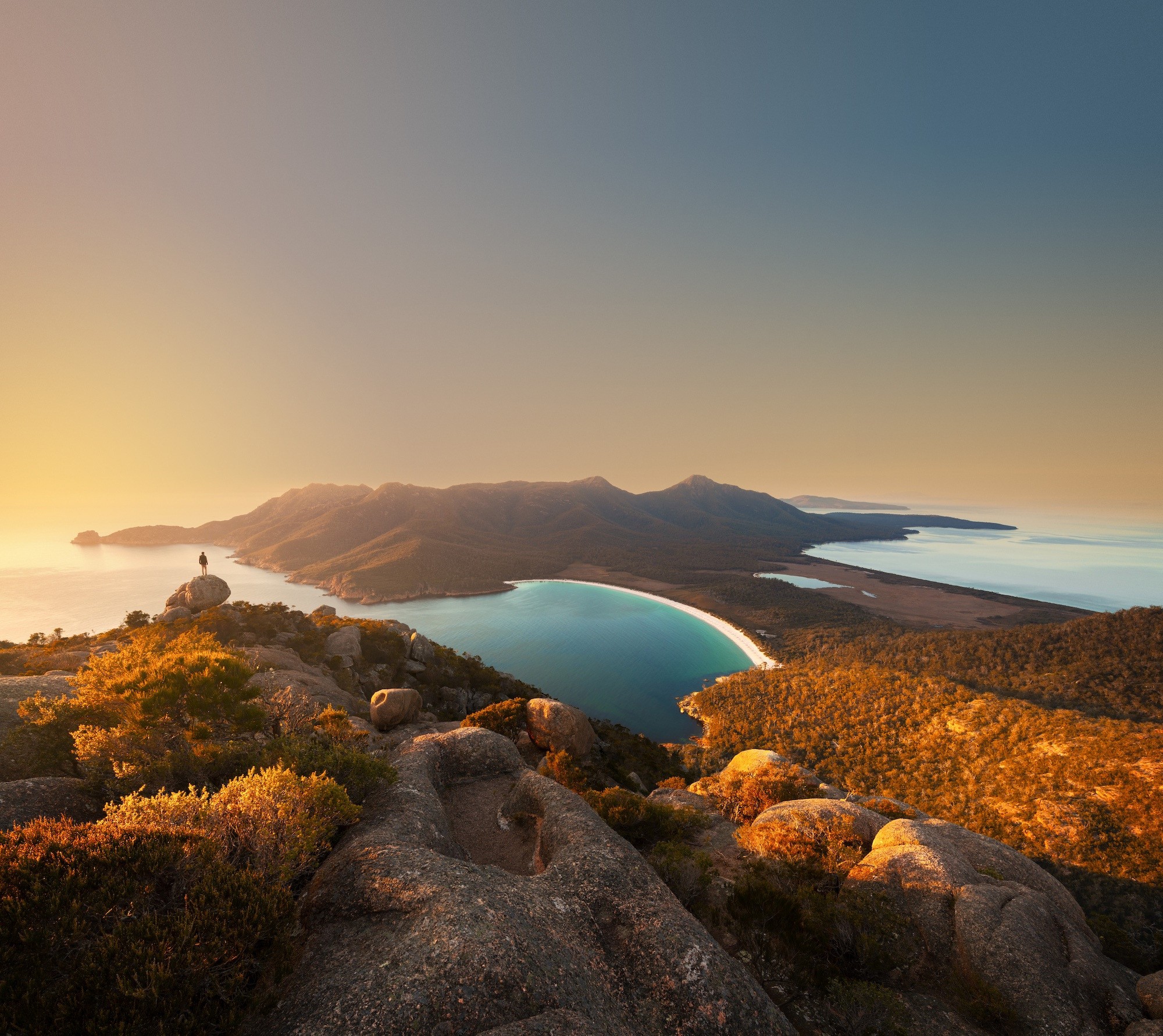 Australien, Tasmanien Wineglass Bay Luftaufnahme Sonnenuntergang