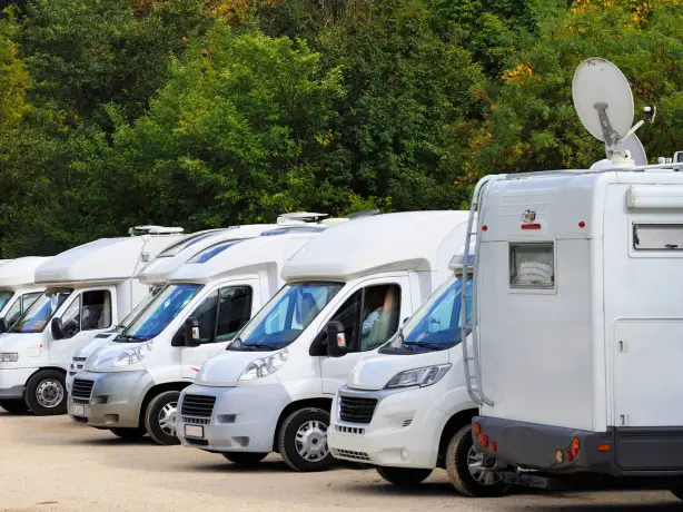 Nebeneinander geparkte Wohnmobile