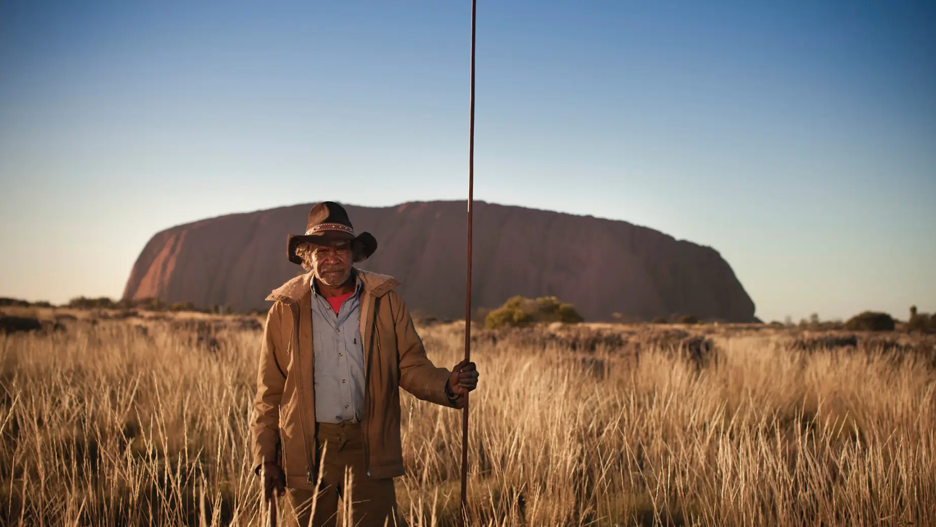 Stehende Aborigines im Uluru-Nationalpark Australien