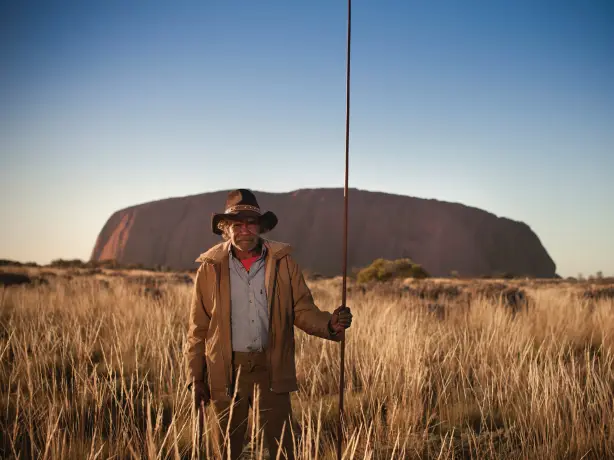 Stehende Aborigines im Uluru-Nationalpark Australien