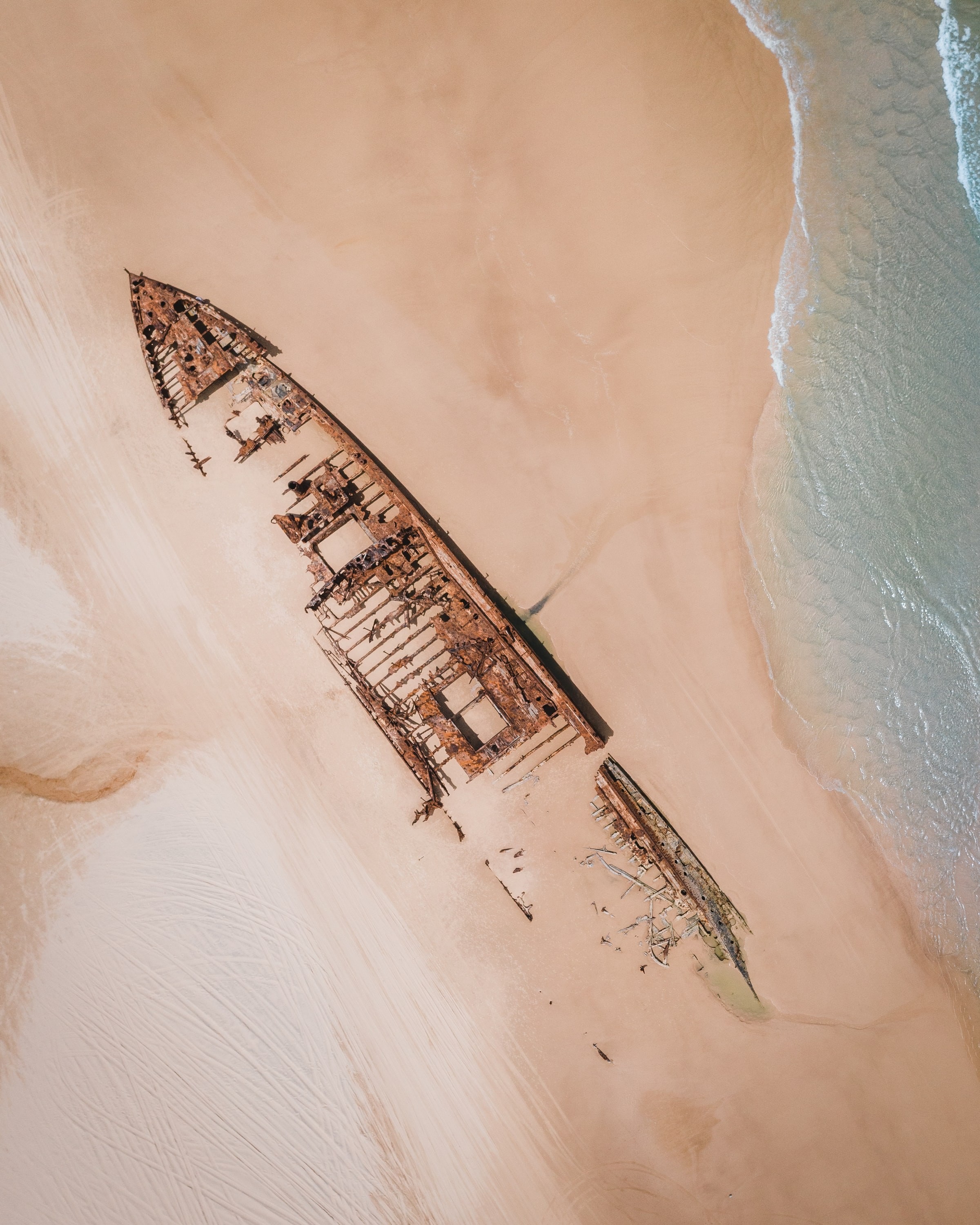 Aus qld fraser island shipwreck andreas dress unsplash