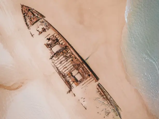 Aus qld fraser island shipwreck andreas dress unsplash