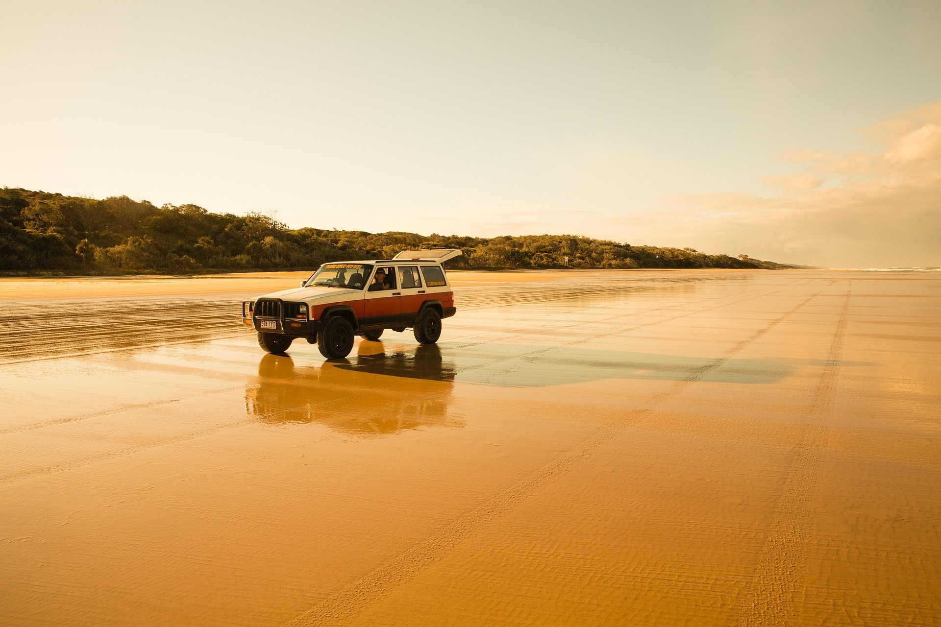 aus-qld-fraser-island-beach-car.jpg
