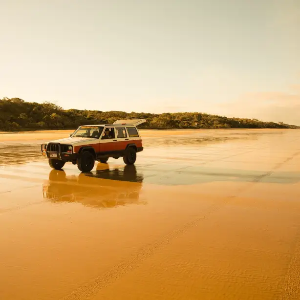 aus-qld-fraser-island-beach-car.jpg