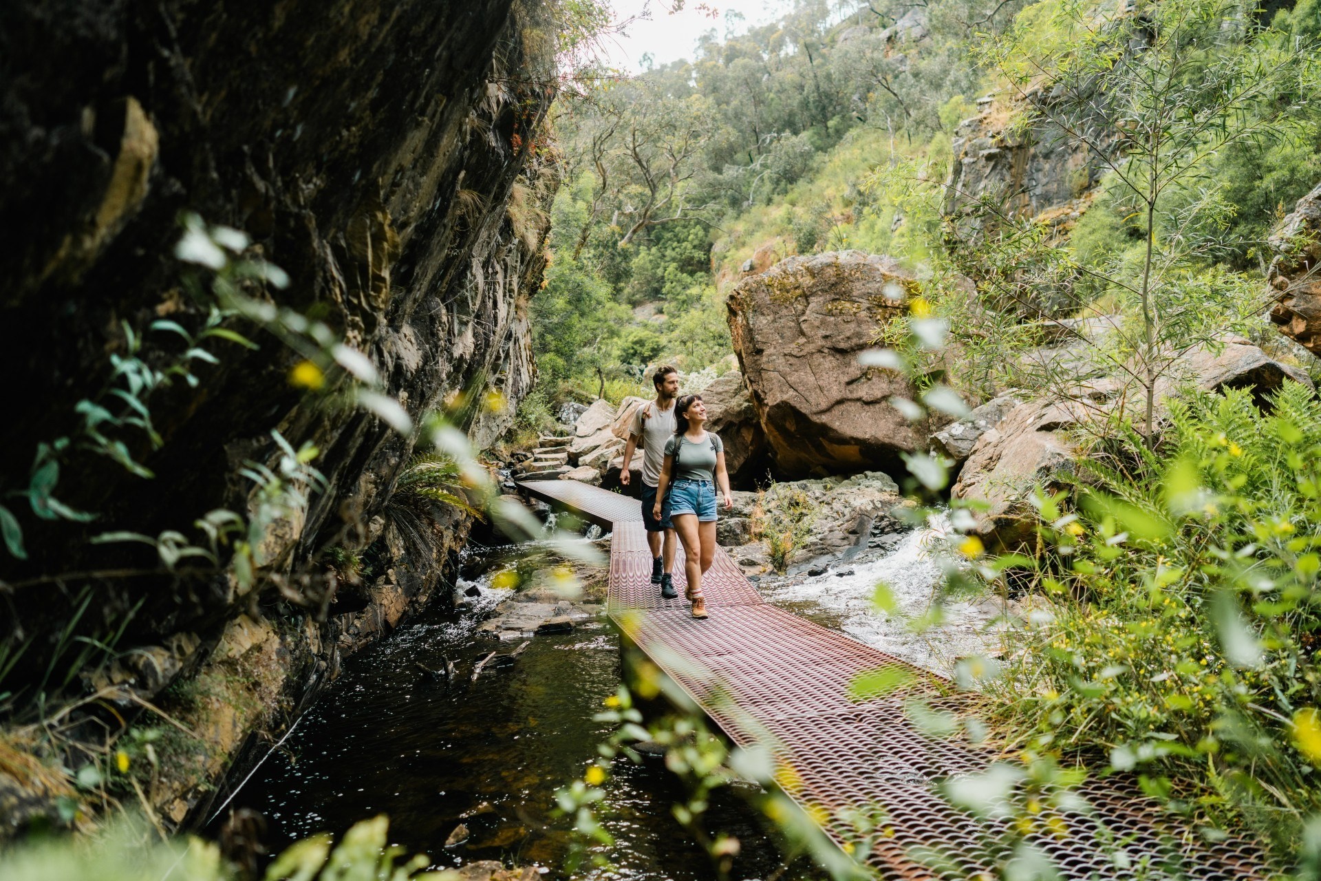 Paar auf der Promenade im Grampians National Park
