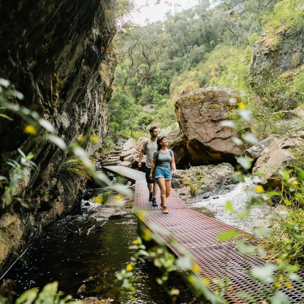 Paar auf der Promenade im Grampians National Park