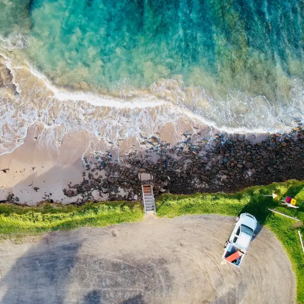 Luftaufnahme eines in Strandnähe geparkten Autos an der Great Ocean Road in Australien