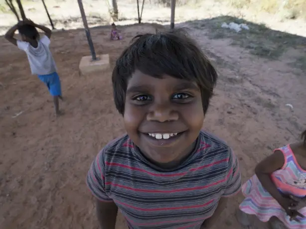 Australien Westaustralien Aborigine Junge Mowanjum Art and Cultural Centre