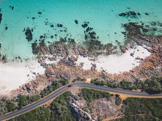 Ein Auto fährt entlang der Küste bei Eagle Bay, Westaustralien