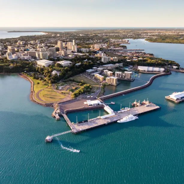 Eine Luftaufnahme von Darwin und seinem kleinen Hafen (Credit: Liam Neal)