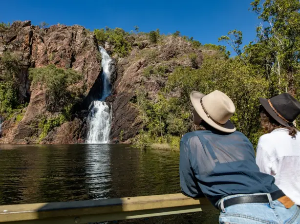 Zwei Menschen mit Hüten, die die Wangi Falls im Northern Territory von Australien betrachten