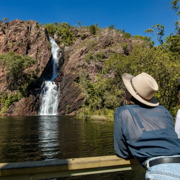 Twee mensen met hoeden, kijkend naar Wangi Falls in het Northern Territory van Australië