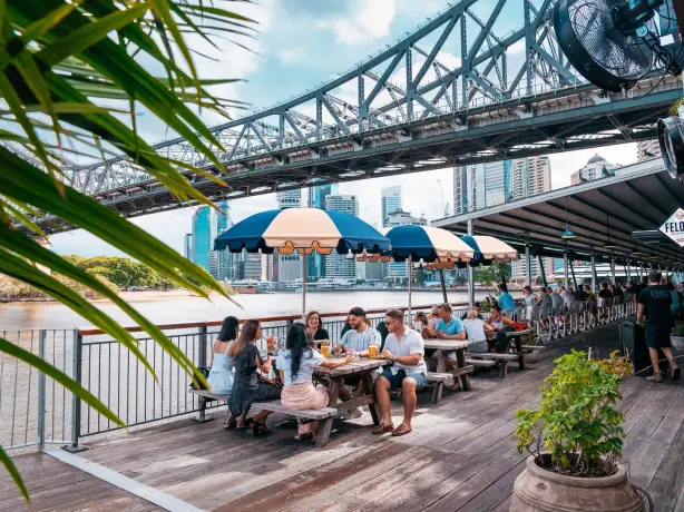 Australien, Queensland - Essen im Freien am Fluss in Brisbane unter der Story Bridge. (Kredit: Tourism and Events Queensland)