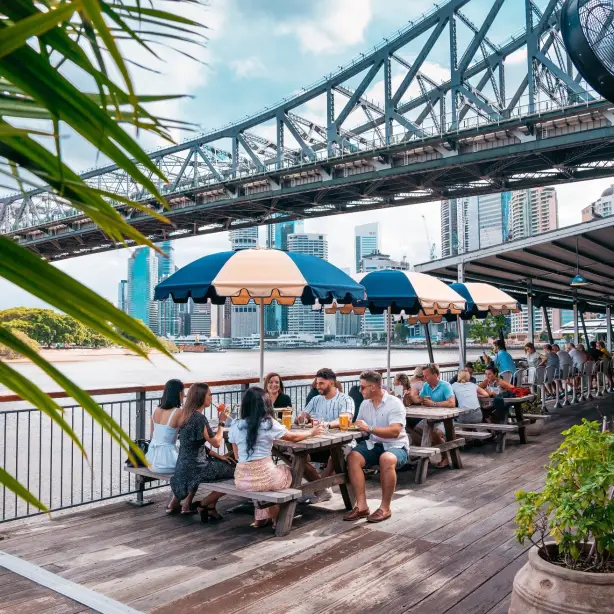 Australië, Queensland - buiten eten bij de rivier in Brisbane onder de Story Bridge. (Credit: Toerisme en evenementen in Queensland)