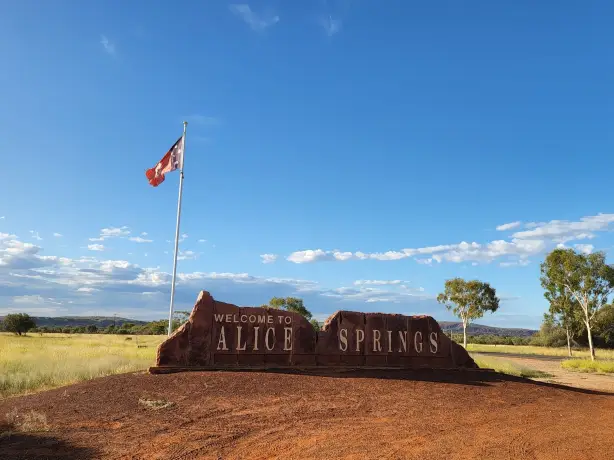 Willkommensschild von Alice Springs in Australien