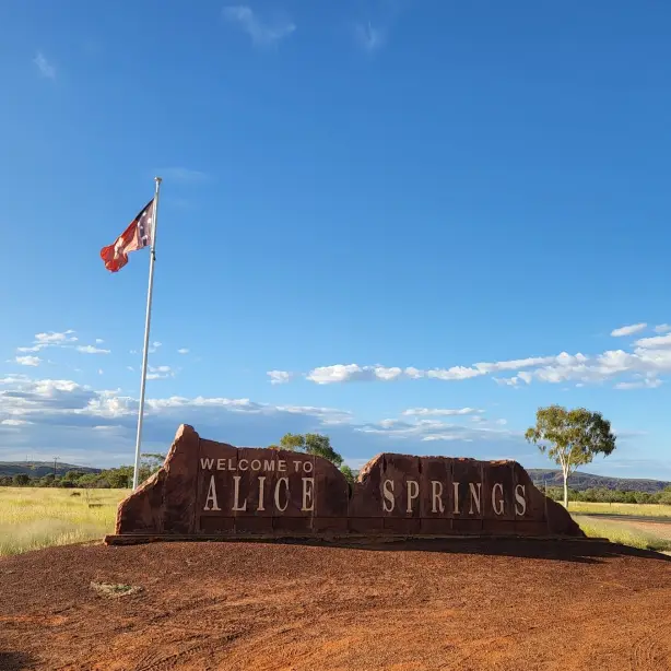 Alice Springs welkomstbord in Australië