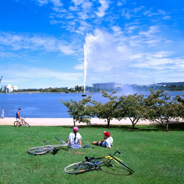 Australië, ACT - Vrienden zitten in een park naast Lake Burley Griffin