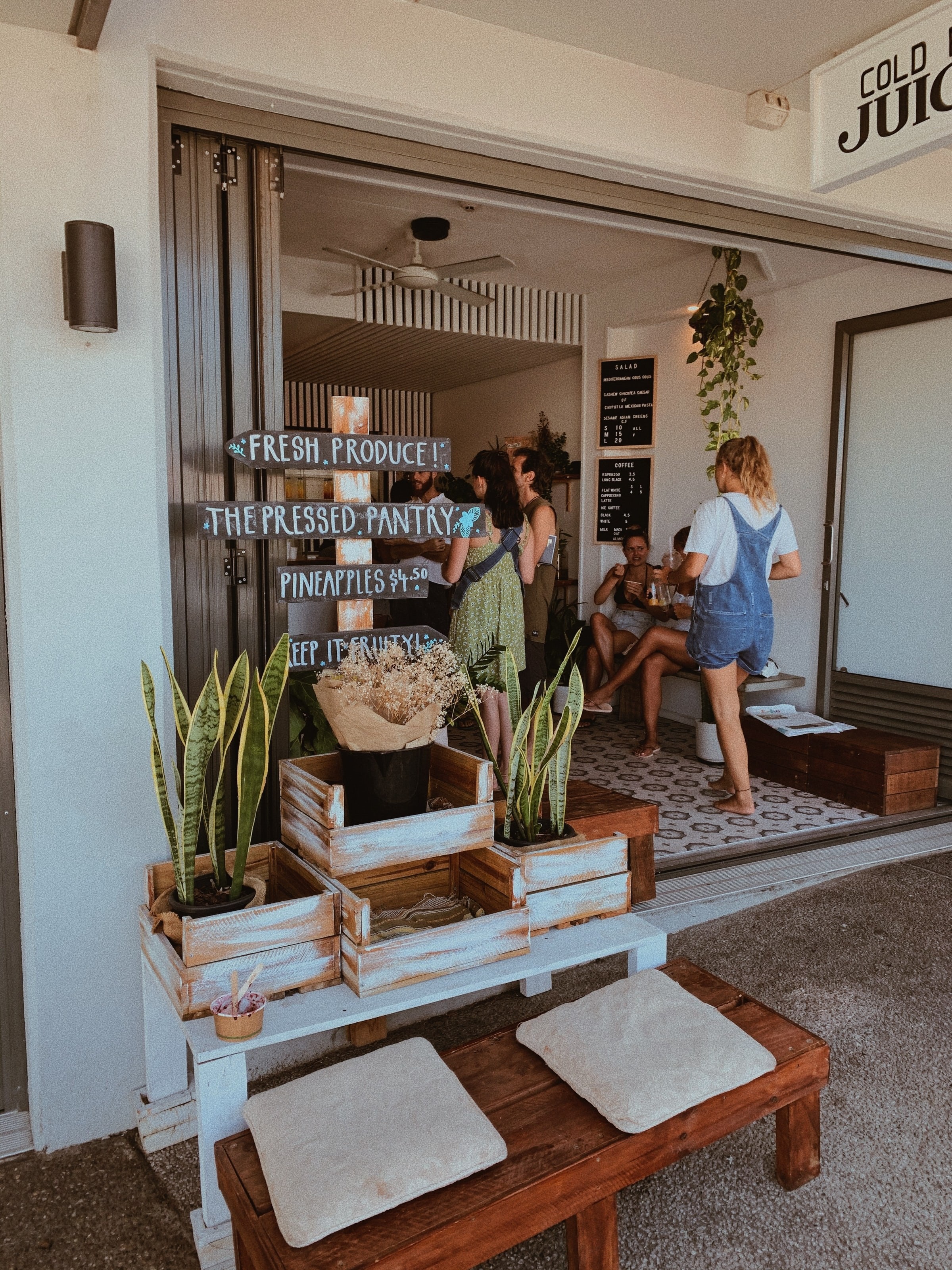 Aus byron bay nsw cafe food noemi macavei katocz unsplash