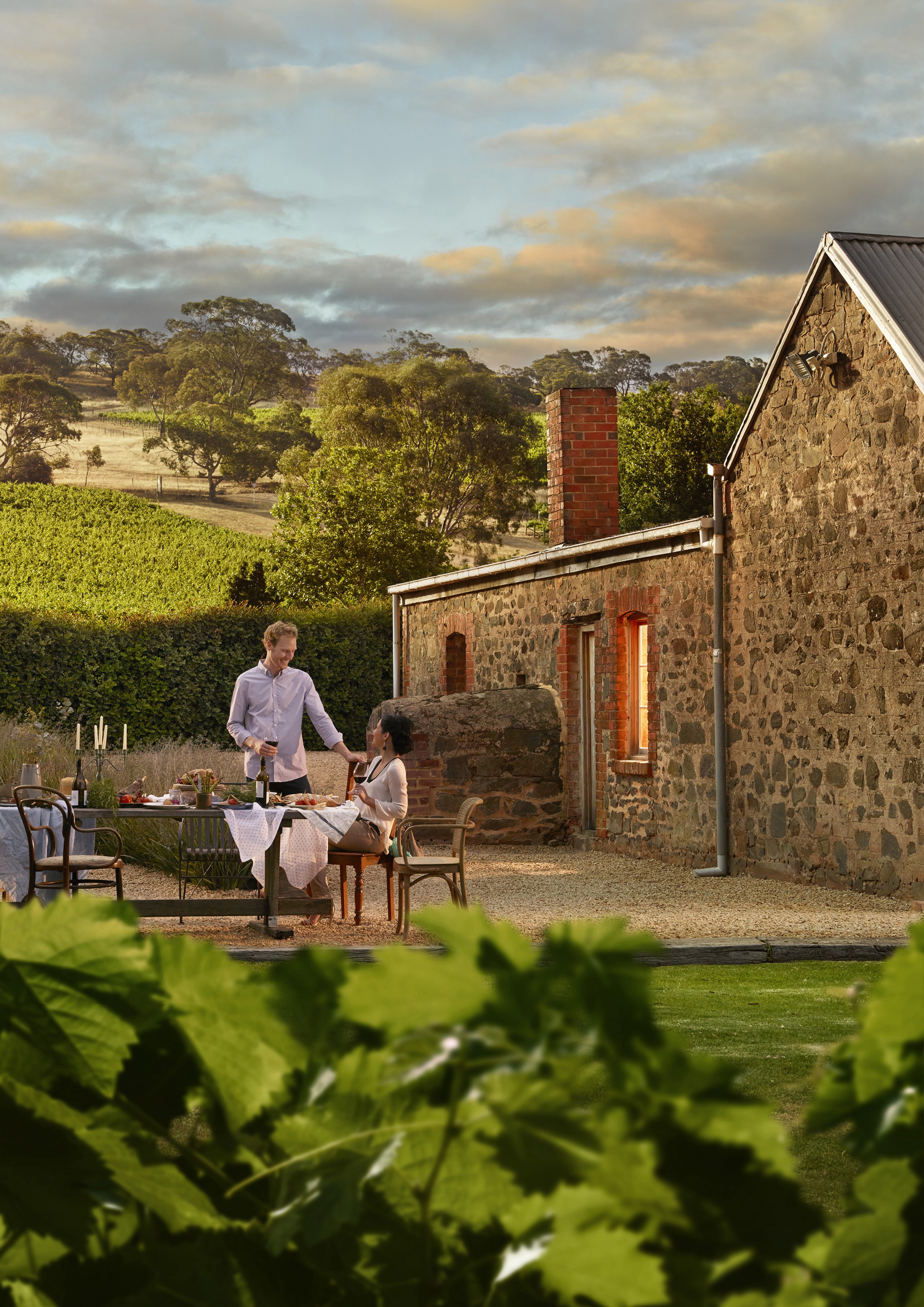 Zwei Personen trinken Wein und essen im Freien in einem Weingut im Barossa Valley in Südaustralien
