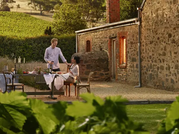 Zwei Personen trinken Wein und essen im Freien in einem Weingut im Barossa Valley in Südaustralien