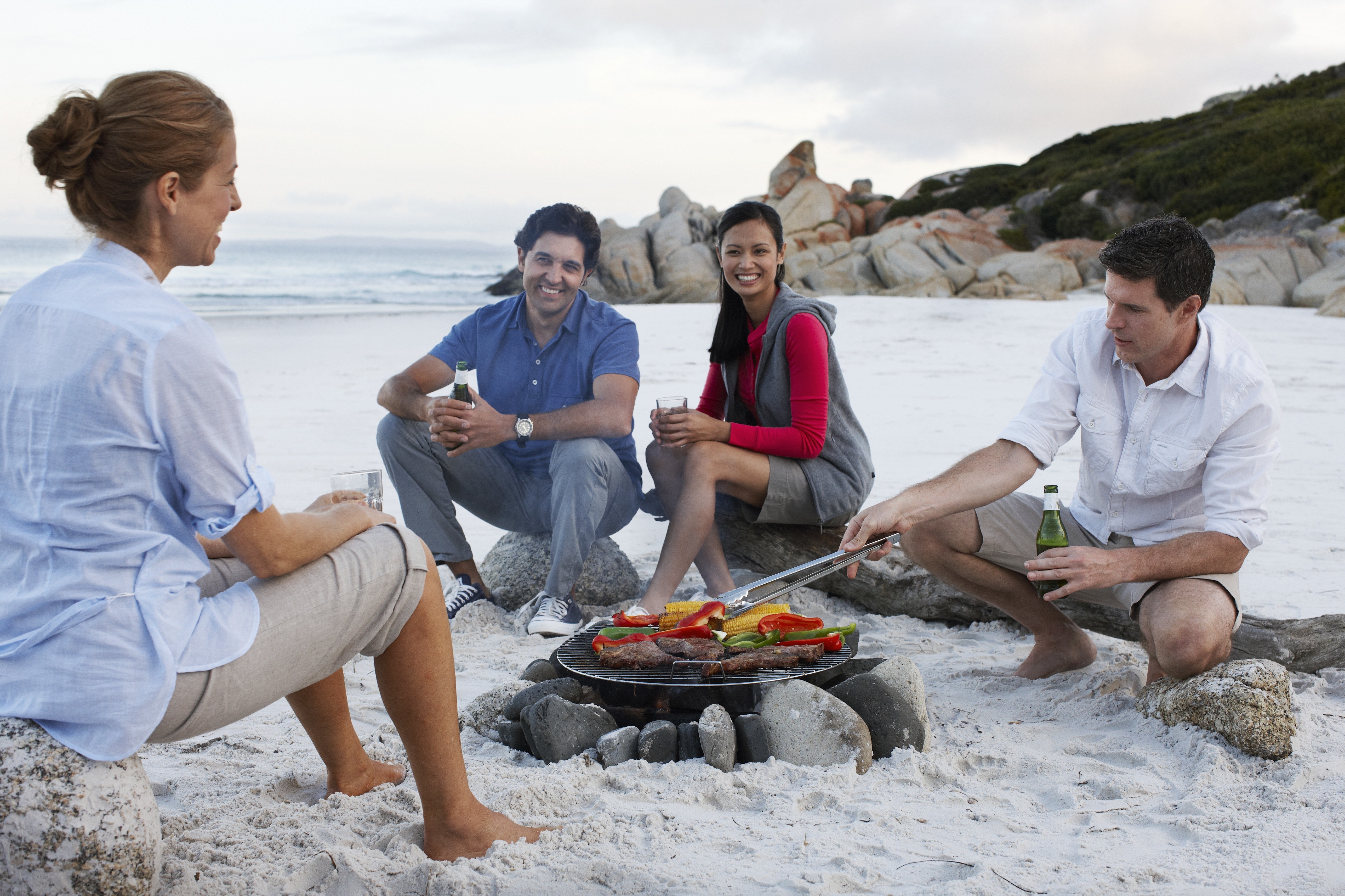 Australien tasmanien bay of fires strand bbq barbecue freunde gruppe