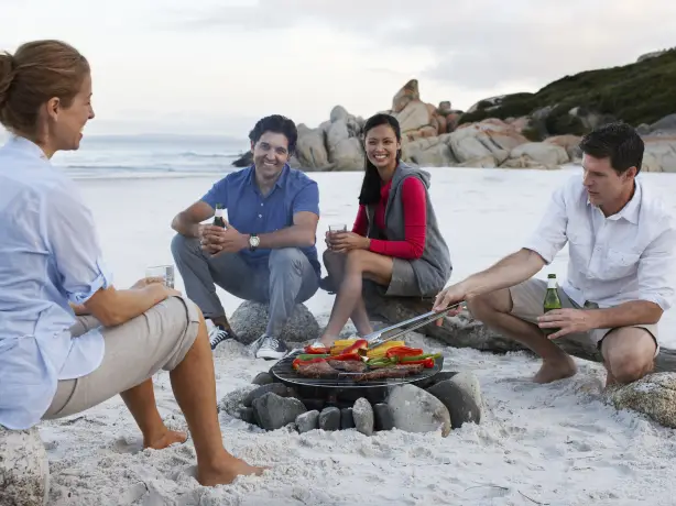 Australien tasmanien bay of fires strand bbq barbecue freunde gruppe