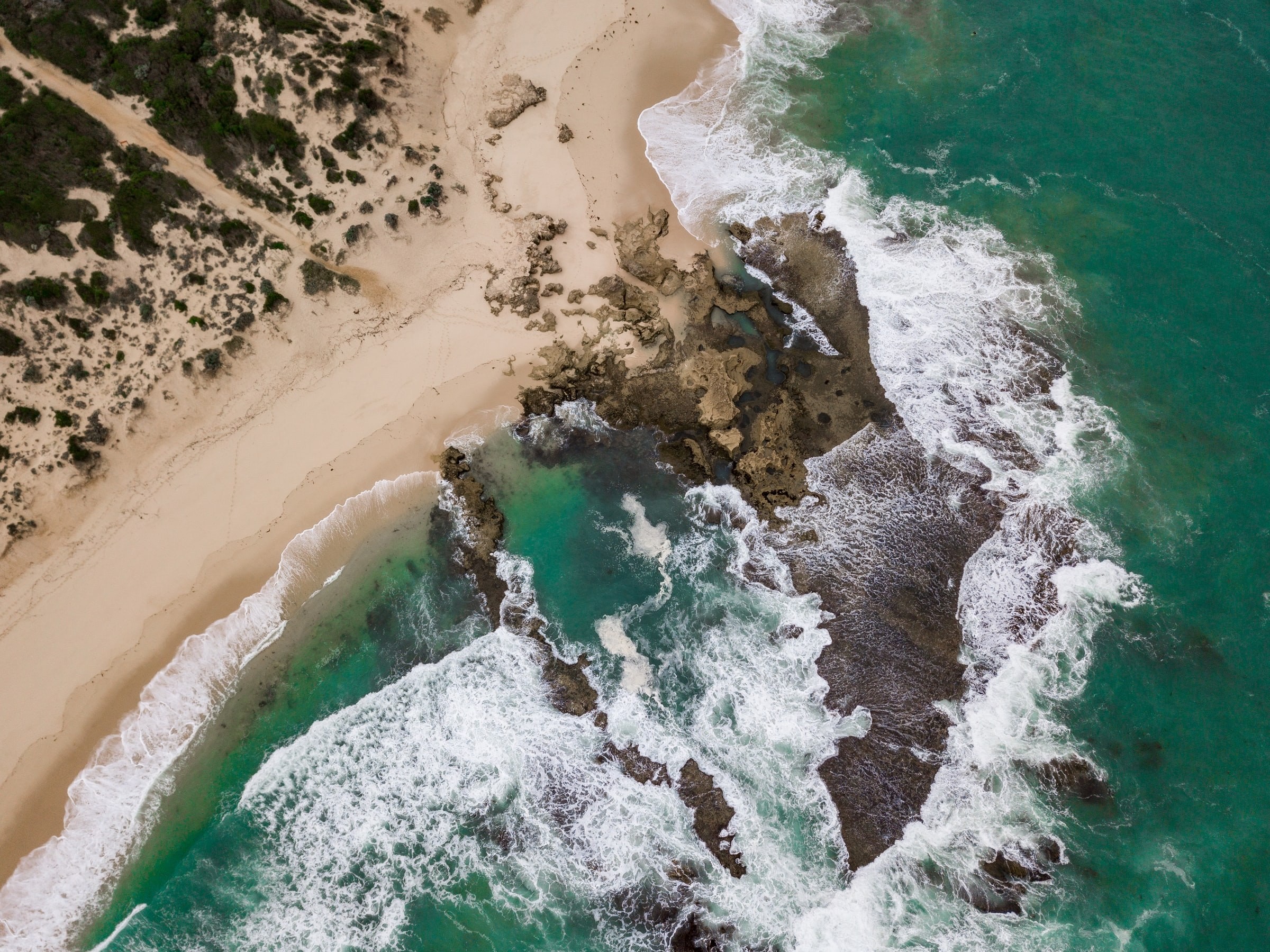 Aus victoria mornington peninsula coast graham holtshausen unsplash