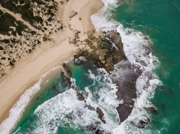 Aus victoria mornington peninsula coast graham holtshausen unsplash