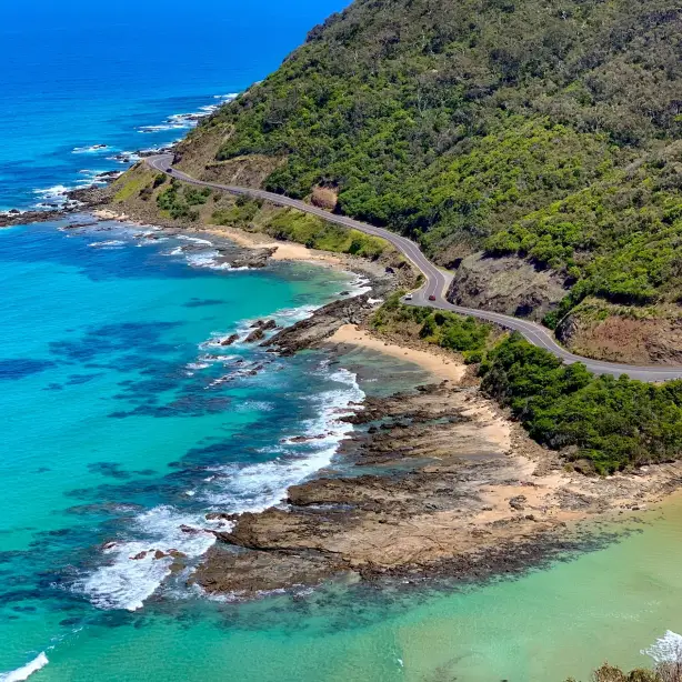 Eine Weitwinkelaufnahme von Autos auf der Great Ocean Road in Victoria, Australien