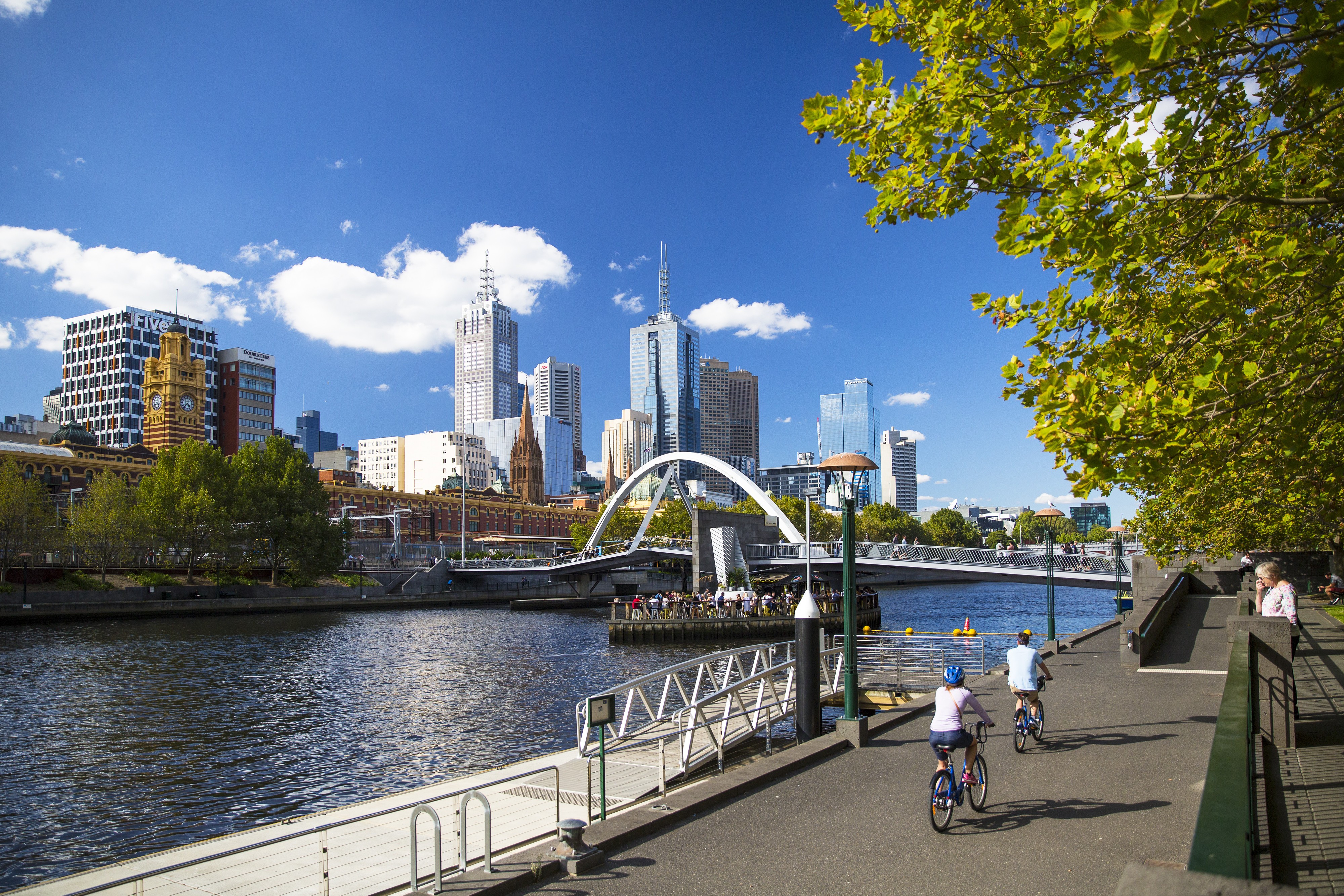 Radfahrer, die am Ufer des Yarra River entlang fahren, Melbourne