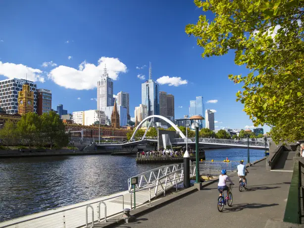Radfahrer, die am Ufer des Yarra River entlang fahren, Melbourne