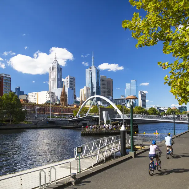 Fietsers rijden langs de oevers van de Yarra River, Melbourne