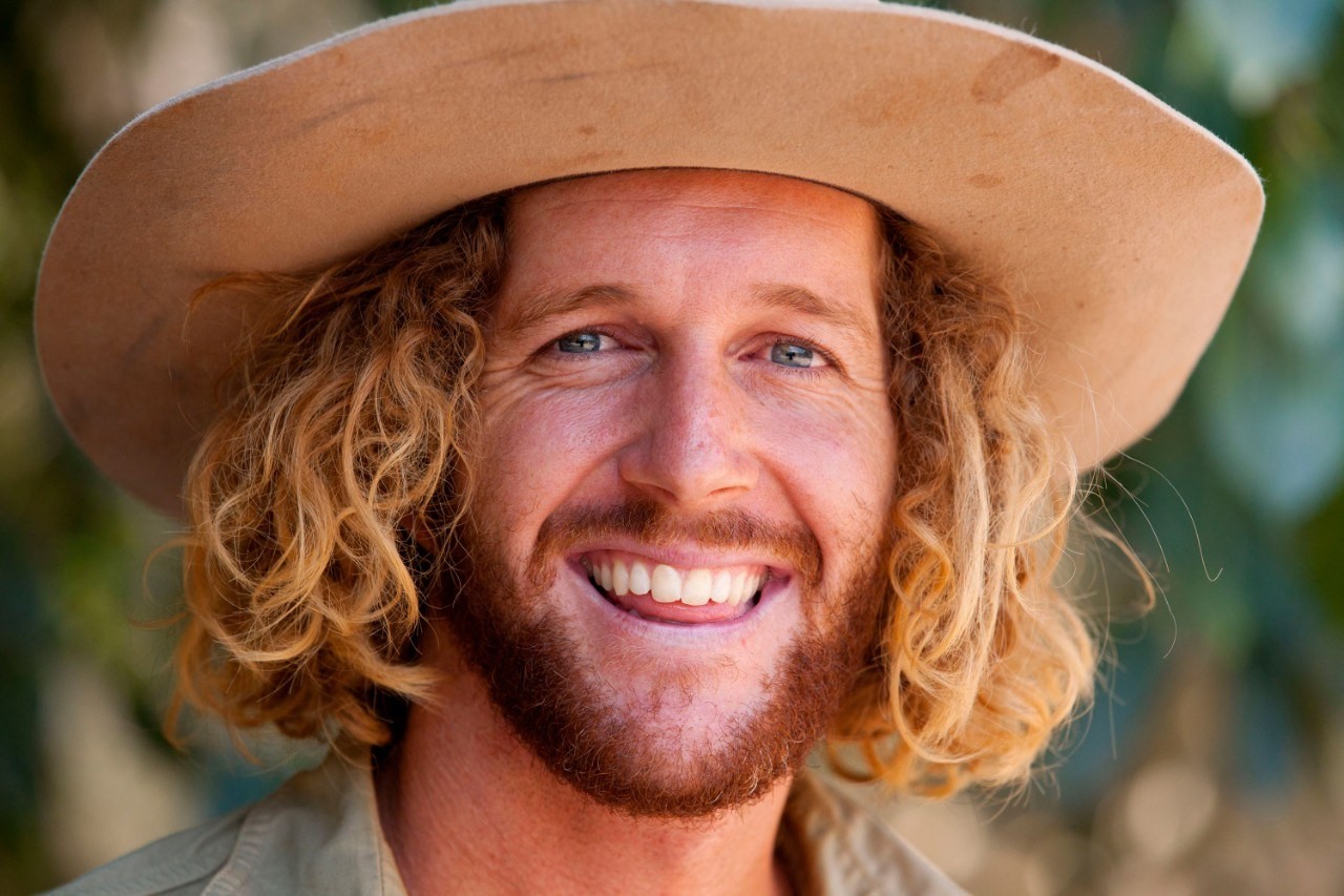 Australischer Mann lächelt in die Kamera
