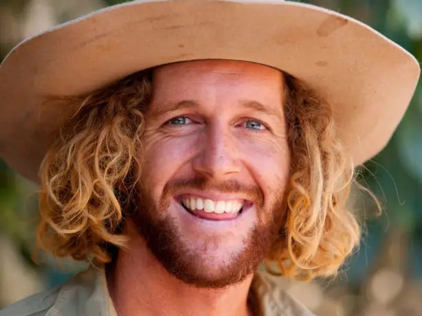 Australischer Mann lächelt in die Kamera