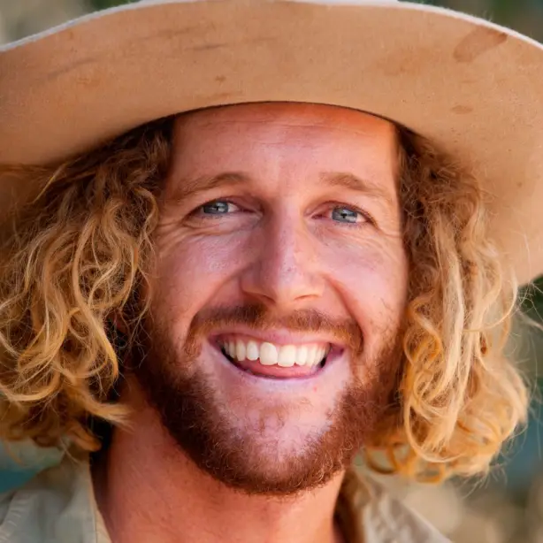 Australischer Mann lächelt in die Kamera