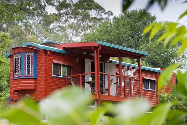 Glasshousemountains treinwagon man op reis australie onno aerden levenswerk