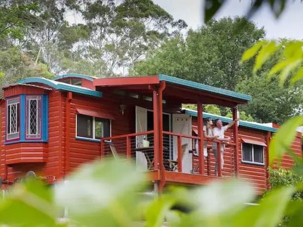 Glasshousemountains treinwagon man op reis australie onno aerden levenswerk