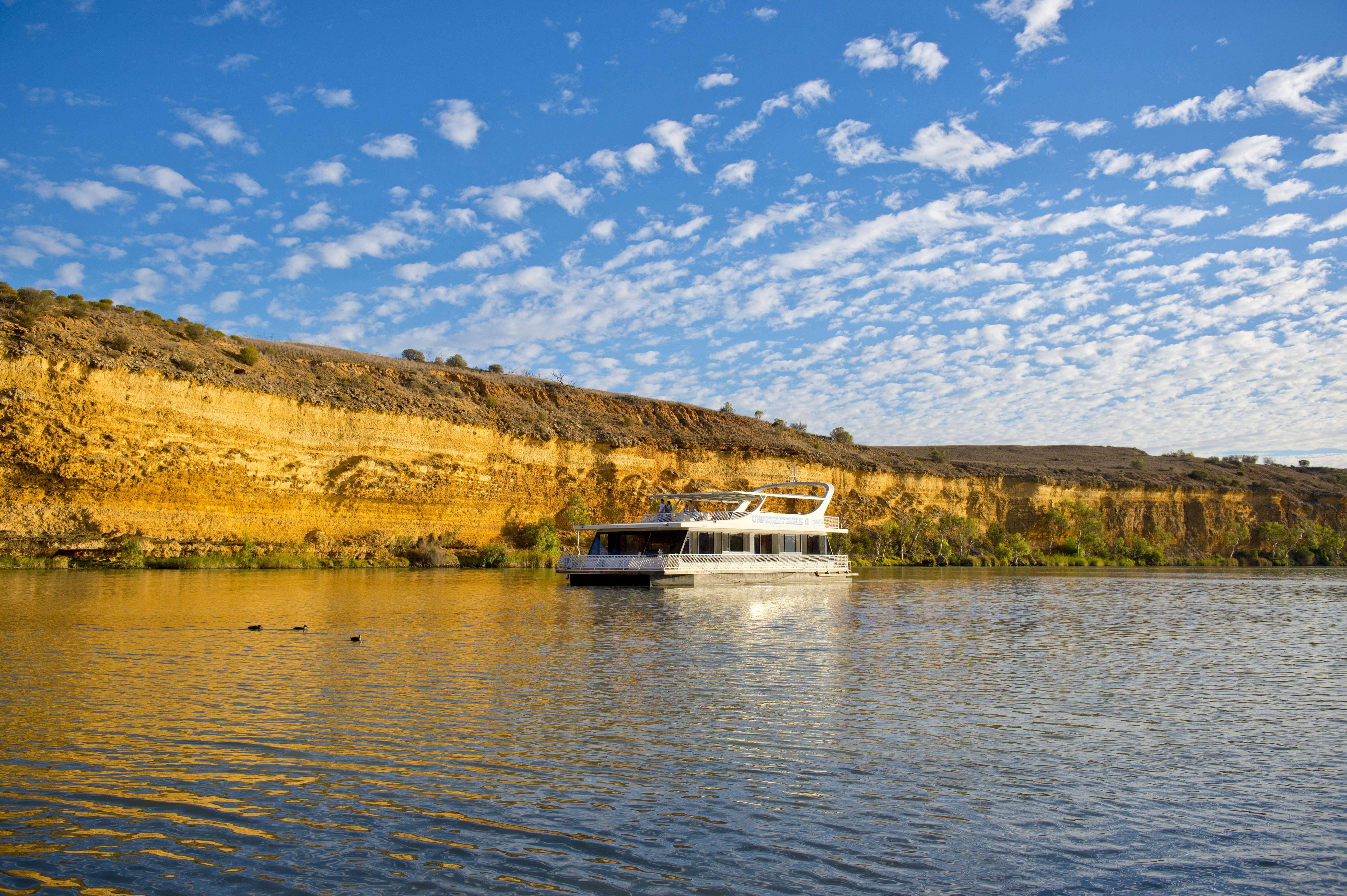 Houseboat Murray River SA credit South Australian Tourism Commission