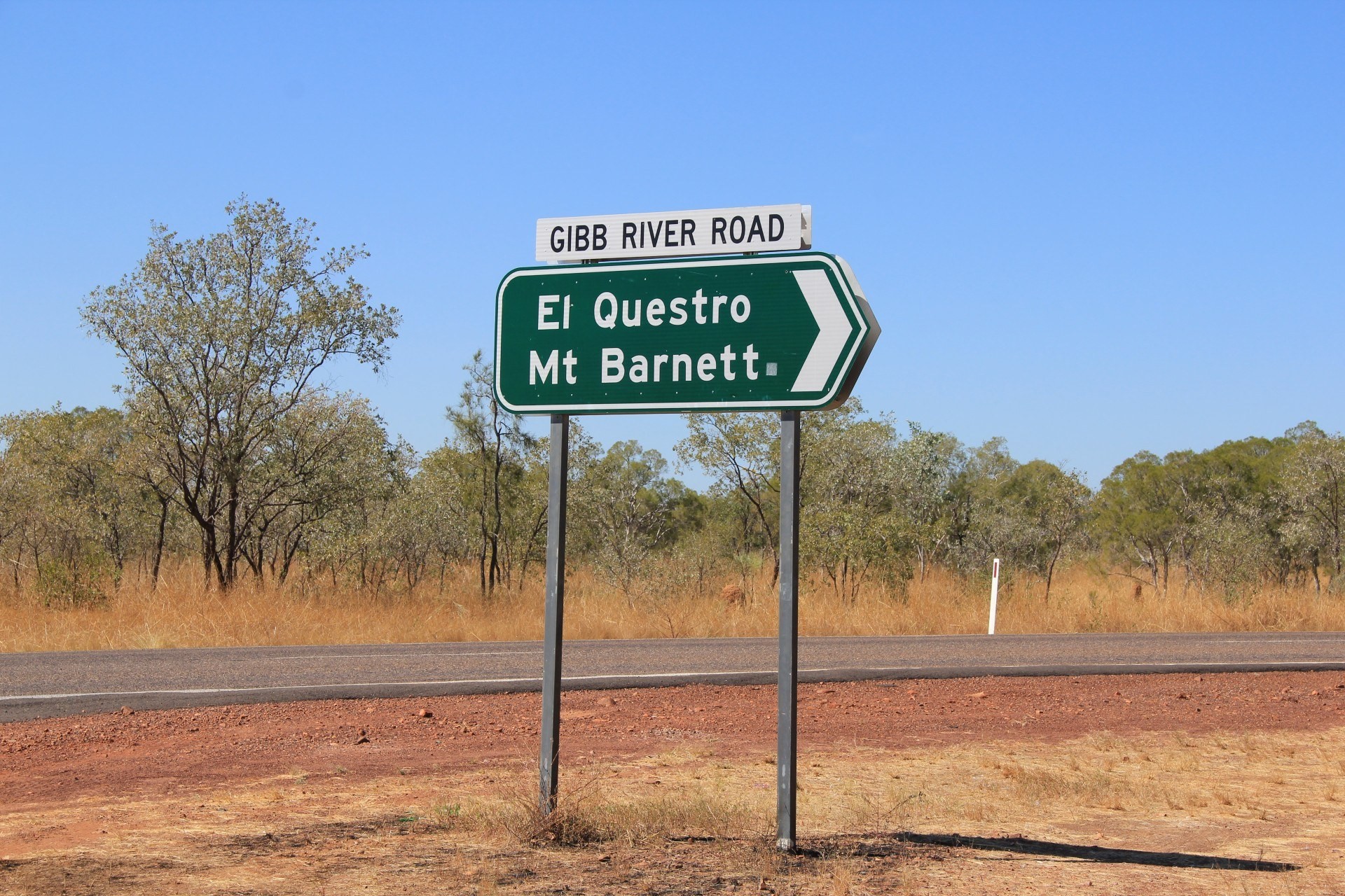 Groen verkeersbord in de Australische outback met richtingen naar Gibb River Road, El Questro en Mt Barnett