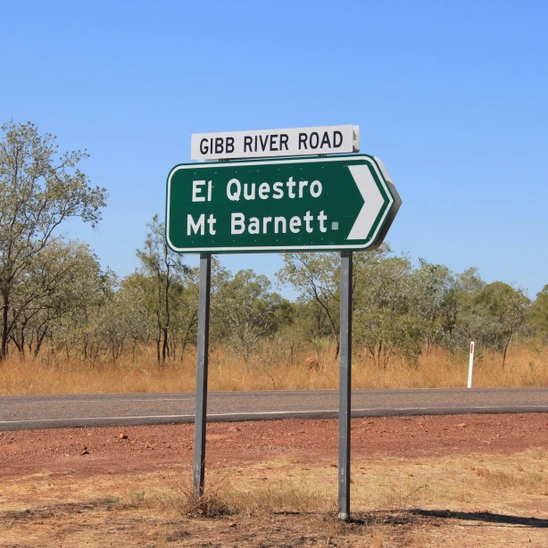 Groen verkeersbord in de Australische outback met richtingen naar Gibb River Road, El Questro en Mt Barnett
