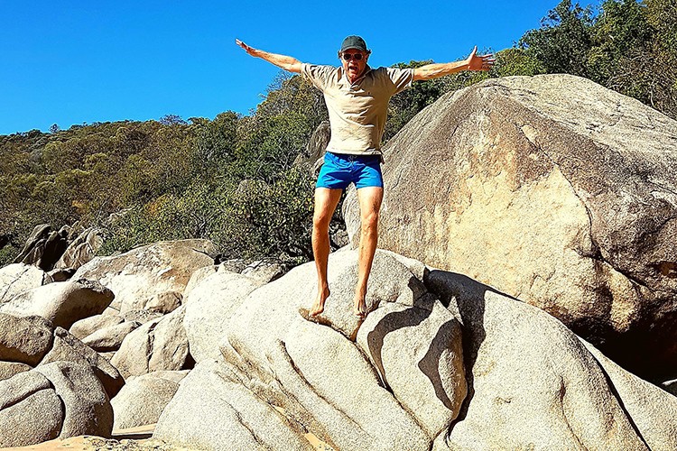 Man op reis Horseshoe bay jump