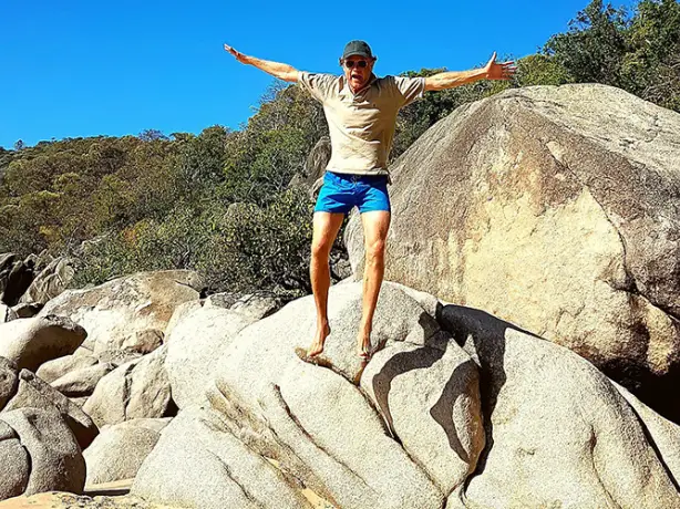 Man op reis Horseshoe bay jump