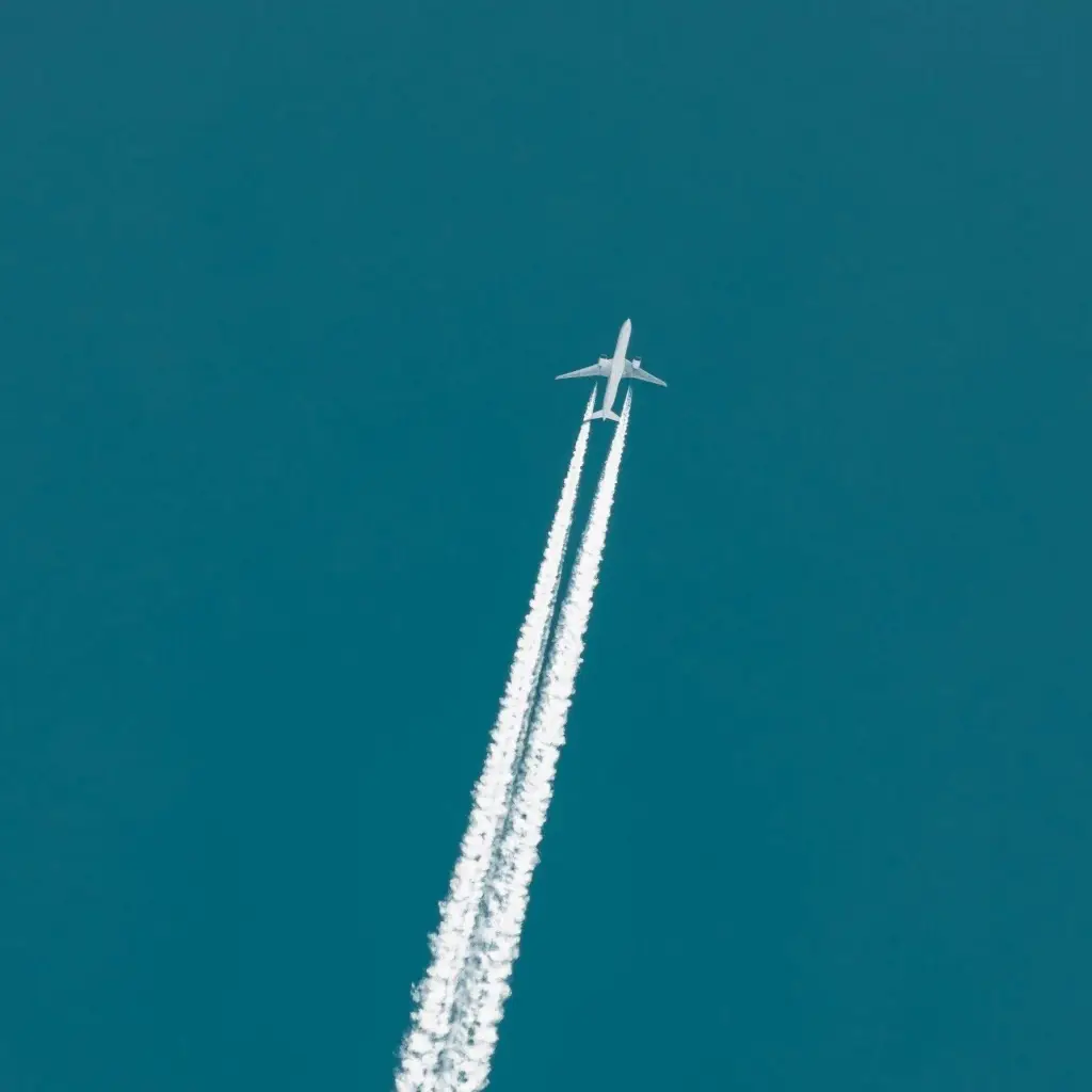 Flugzeug am Himmel mit Kondensstreifen