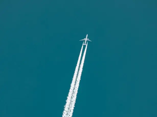 Vliegtuig vliegt door de lucht met dampsporen